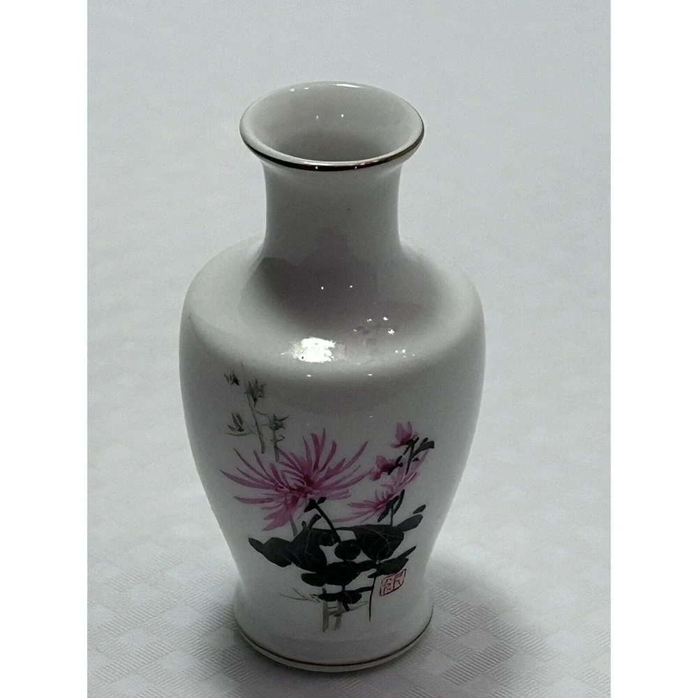 Vintage minature porcelain vase 3.5
